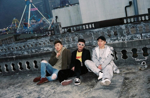 래퍼 행주(왼쪽부터), 지구인, 보이비로 구성된 리듬파워가 인천시와 전자랜드 엘리펀츠 홍보대사로 임명됐다. <아메바컬쳐 제공>